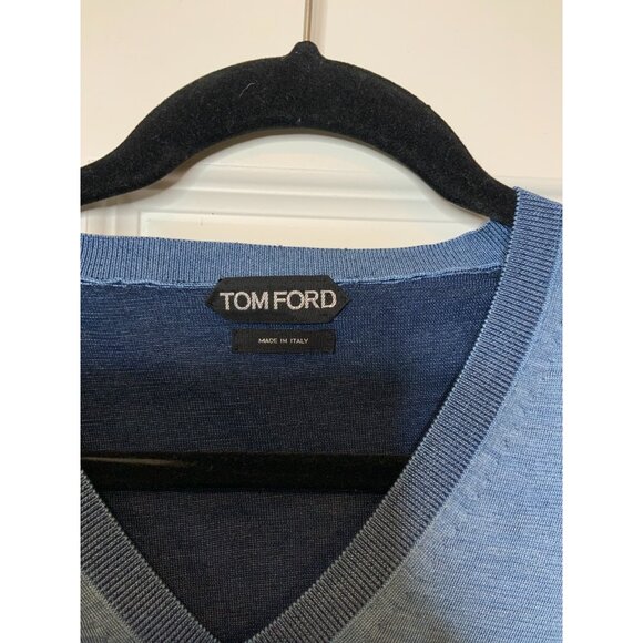 Tom Ford Light Blue Silk Thin Knit V-Neck Sweater, Size M (48) - Picture 2 of 4